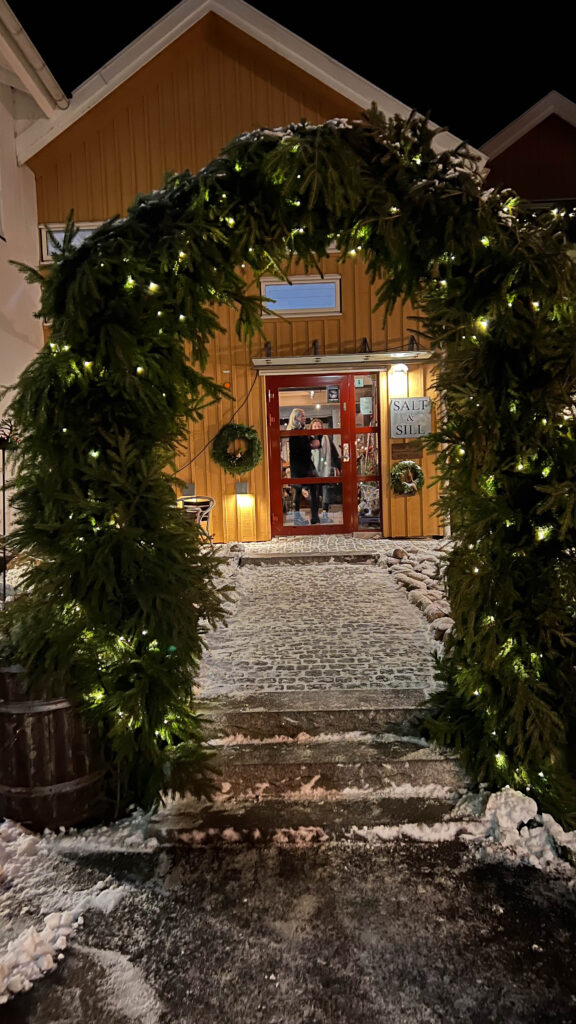 julepynt ved inngangen til salt och sill