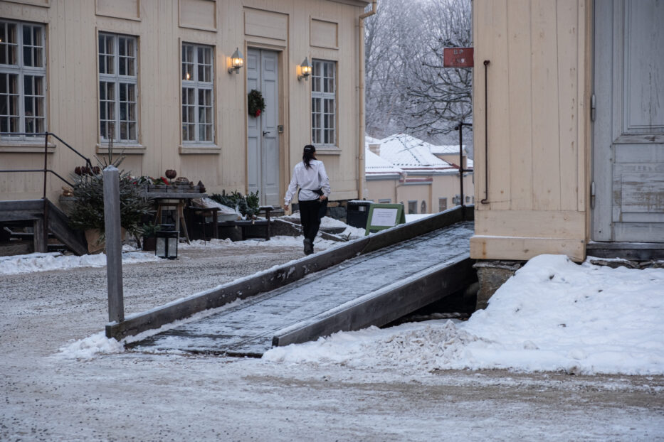 en person går ute utenfor gunnebo castle