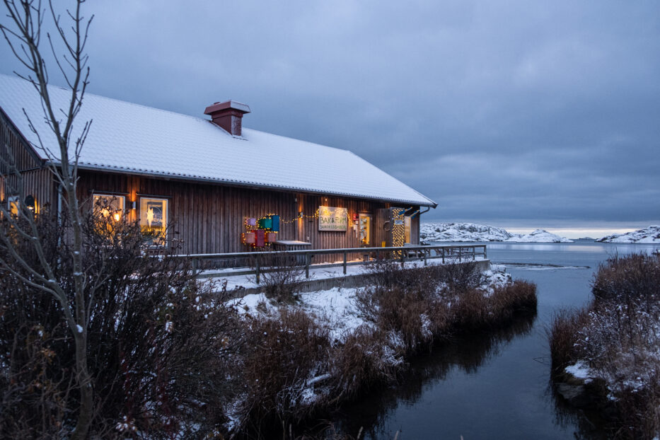 utsiden av lottas bak och form, med idylisk plassering helt nede ved havet