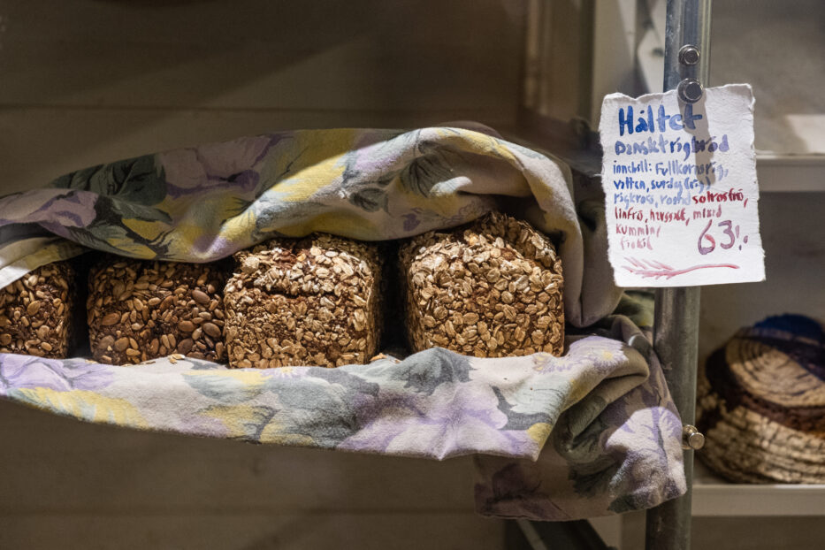 brød på utstilling under et håndkle på bakeri