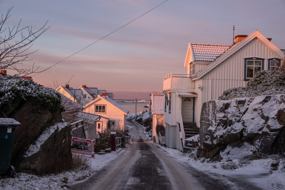 trehus på klädesholmen og snø på bakken