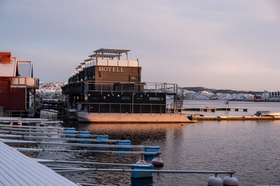 det flytende hotellet salt och sill badet i sollys