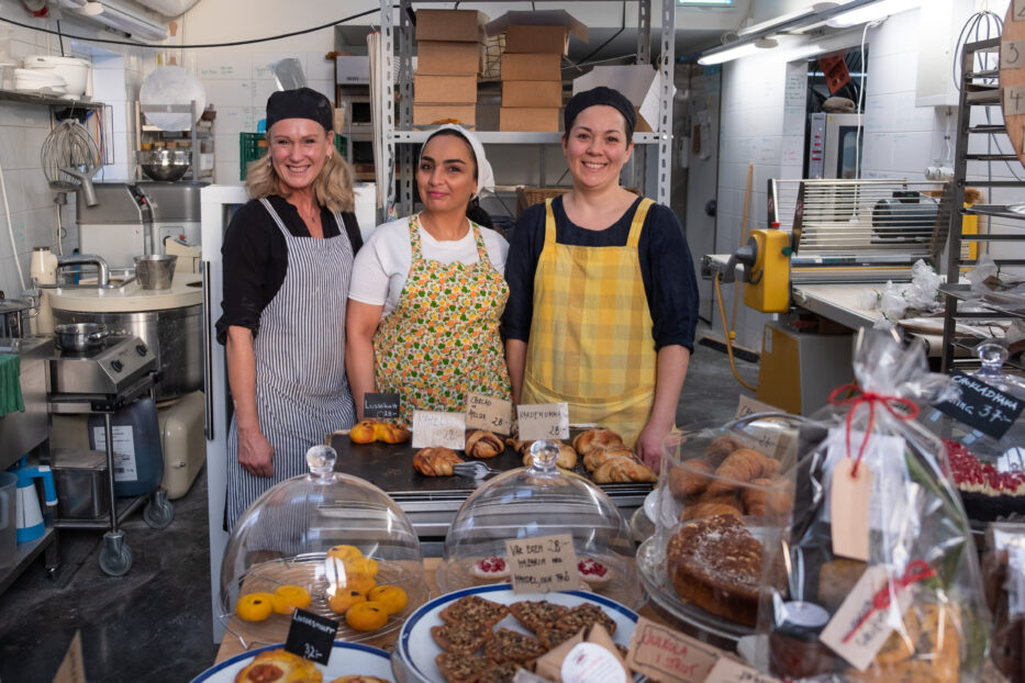 three smiling ladies at skåra gårdsbakeri